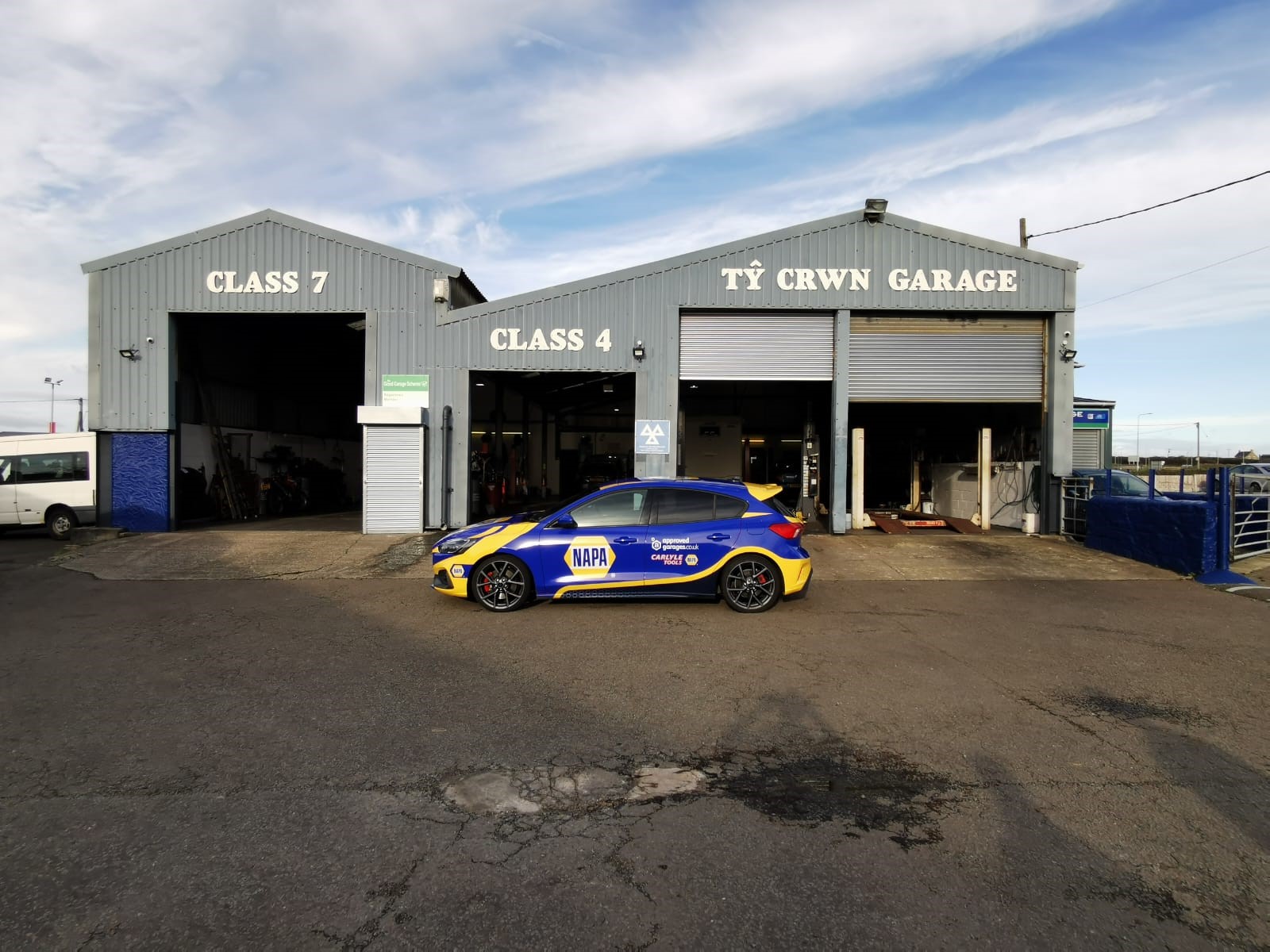 Ty Crwn Garage